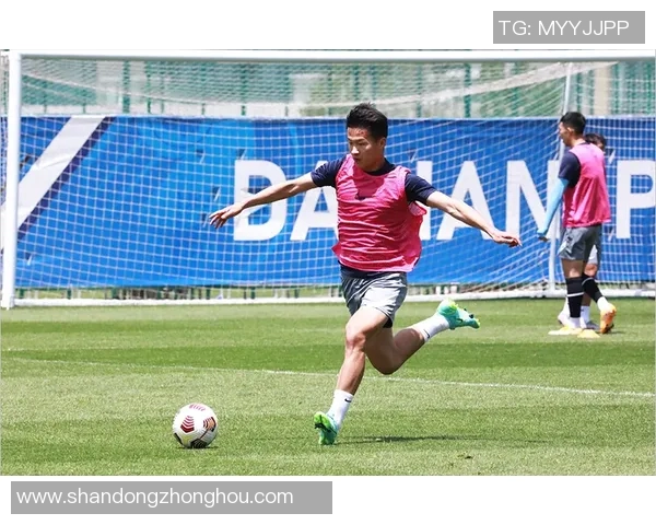 哈维西蒙斯的崛起之路：从青年才俊到足球新星的华丽转身