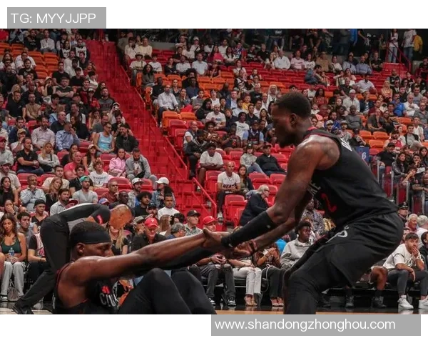 雷霆队与费城76人队激战正酣谁能在这场对决中笑到最后